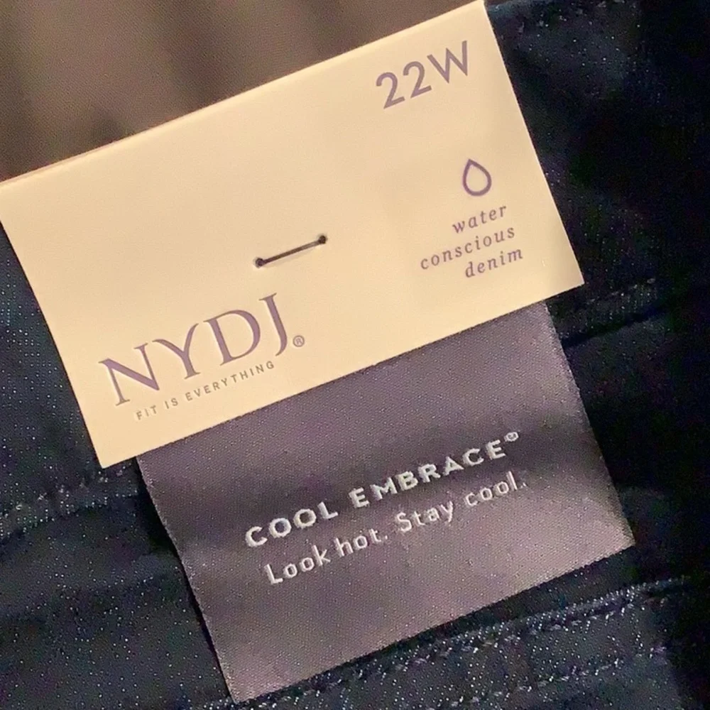 NYDJ 22W Cool Embrace Capri Double Snap Side Slit Dark Rinse 3LM06.10
